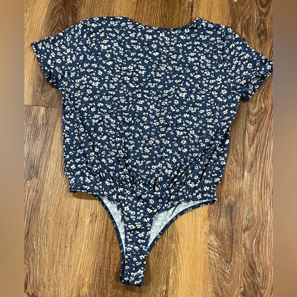 LULU’S Women’s Floral Deep V Neck Short Sleeve Wrap Bodysuit (Size: M) NWT - Picture 2 of 4